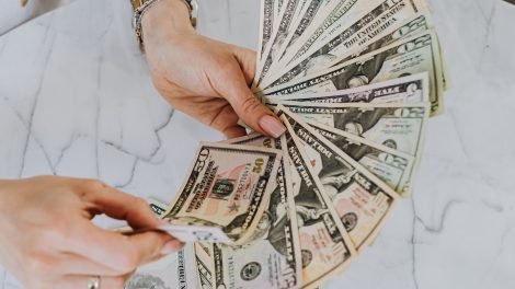 How does Instagram pay you money