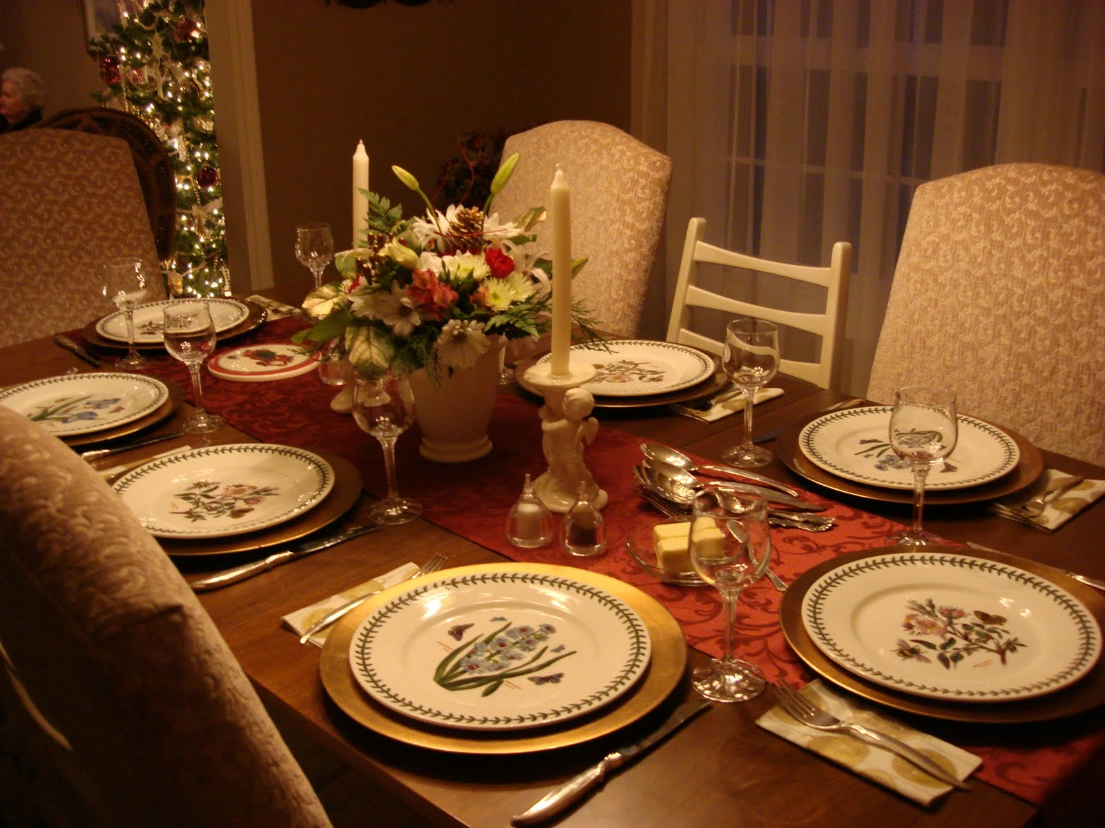Romantic Dinner Table Decor Ideas For Couples at Home