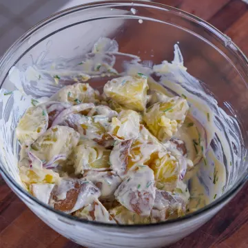 Creamy Amish Potato Salad – Easy and Delicious