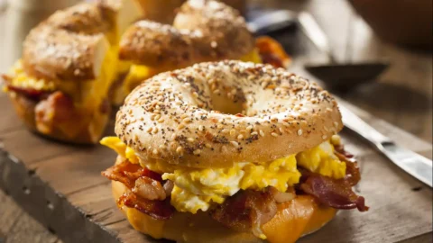 Crispy Eggs and Bacon Bagels