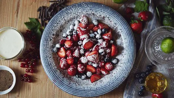 Easy Berry Chantilly Tiramisu
