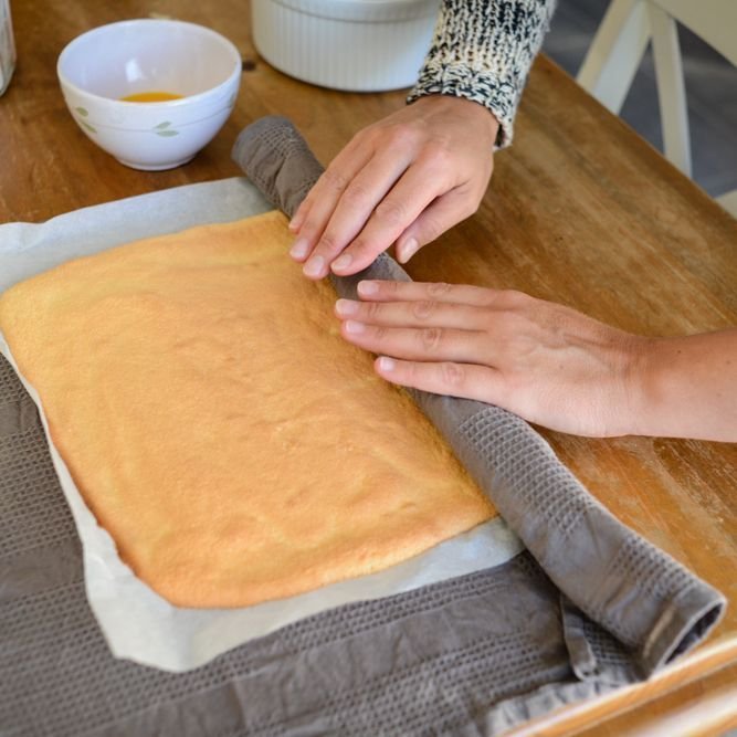 Easy Lemon Cream Roll Cake