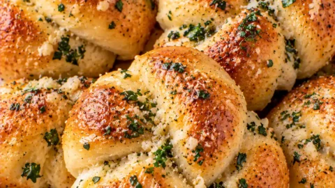 Easy Parmesan Garlic Knots – Soft and Buttery