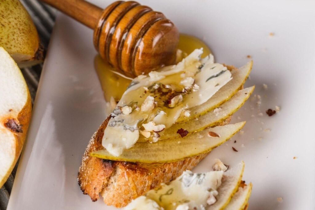 21. Pear Gorgonzola and Walnut Crostini-150kb