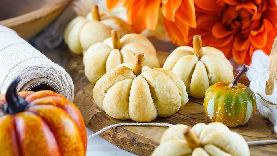8. Cheesy Pumpkin Crescent Rolls-150kb