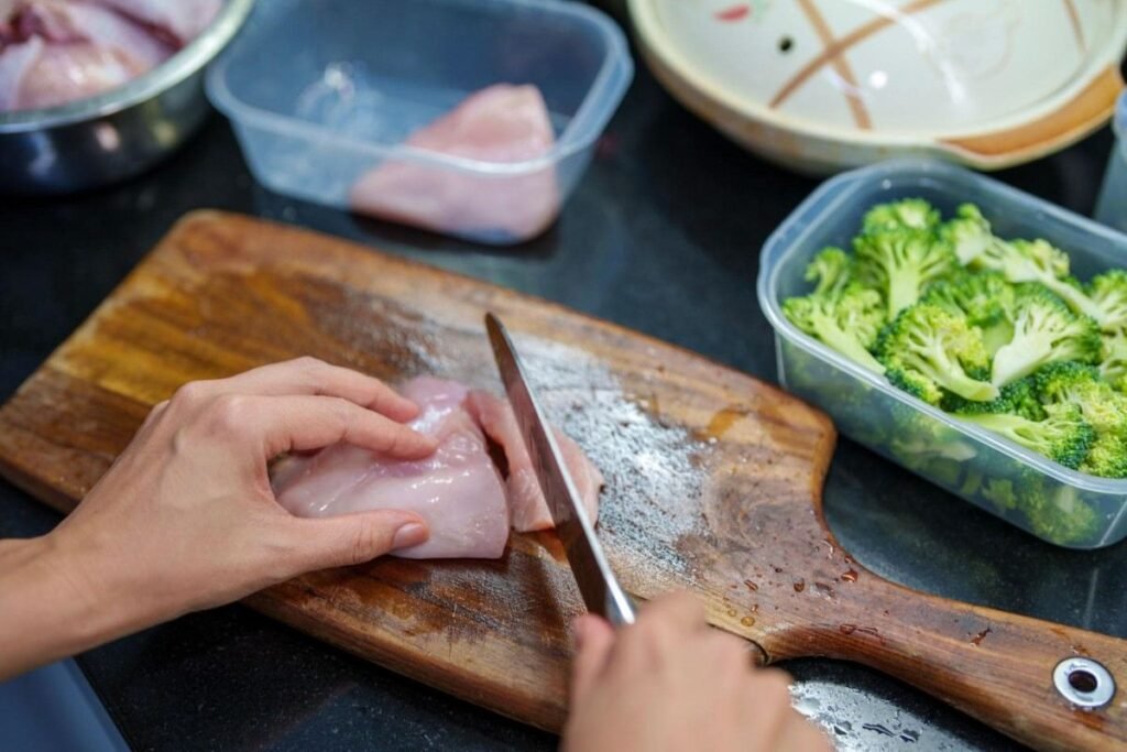 Step 1 Prepare the chicken and broccoli-130kb