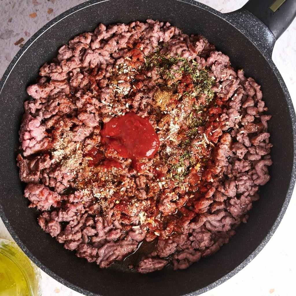 Step 2 Add the garlic and seasonings-150kb